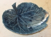 Grosse Schale von einem Rhabarberblatt abgeformt.